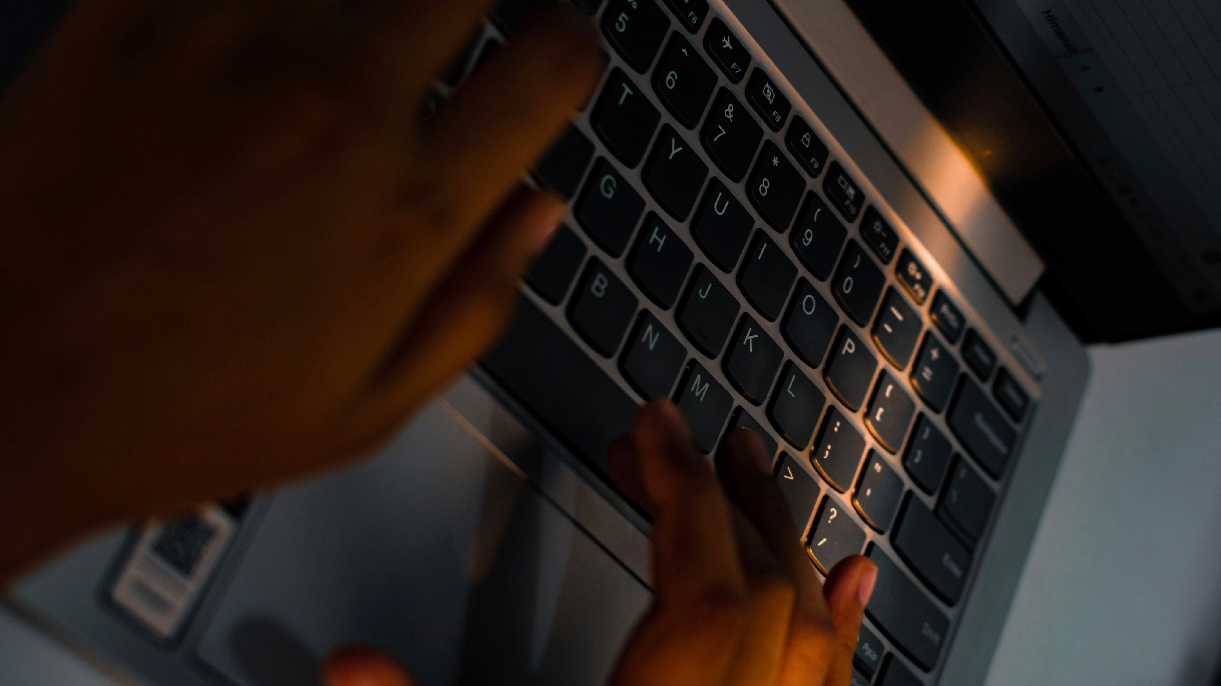 Comment gérer ses mails pour réduire la charge mentale au travail ?