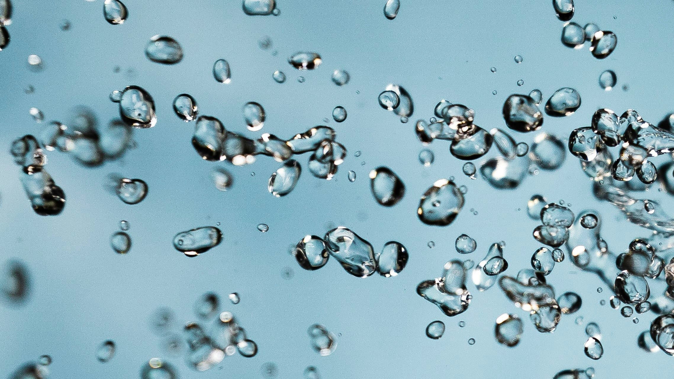 Hydratation et concentration : pourquoi boire de l’eau booste votre cerveau ?